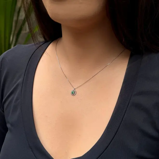 Pingente e Corrente de Ouro Branco com 19 Diamantes e Esmeralda de 25 pts