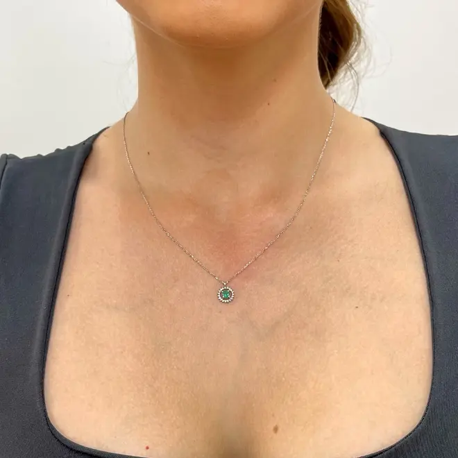 Pingente e Corrente de Ouro Amarelo com 19 Diamantes e Esmeralda de 25 pts