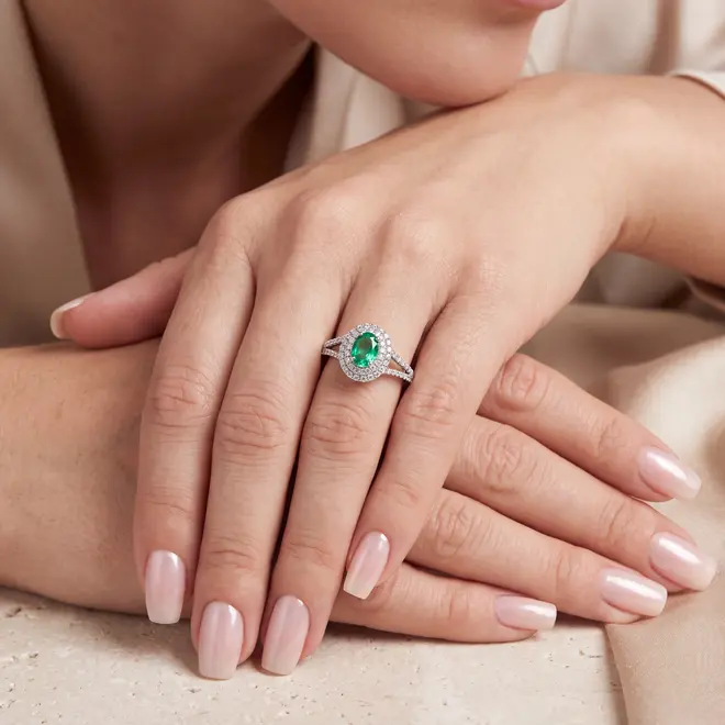 Anel de Ouro Branco com 62 Diamantes e Esmeralda de 75 pts