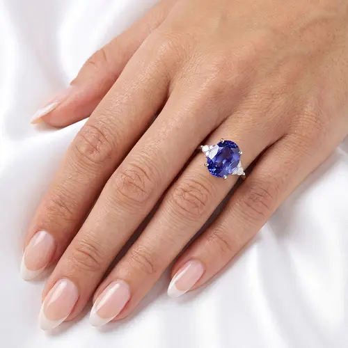 Anel de Ouro Branco com Diamantes e Tanzanita oval de 4,10 Cts