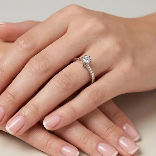 Anel Solitário de Ouro Branco com Diamante de 15 pts