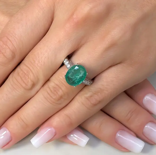 Anel de Ouro Branco com 30 pts em Diamantes e Esmeralda de 3,56 ct