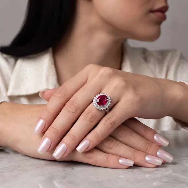 Anel de Ouro Branco com 84 pts em Diamantes e Rubi de 3,85 ct