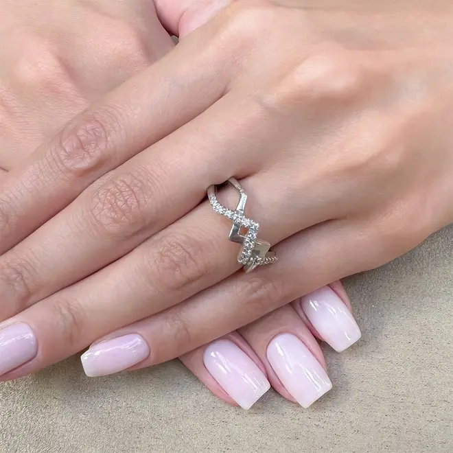 Anel com Aros Cruzados de Ouro Branco com 15 Diamantes