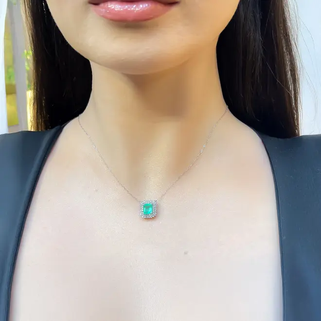 Colar de Ouro Branco com 30 pts em Diamantes e Esmeralda de 1,27 ct