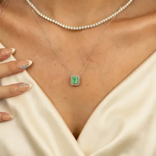 Colar de Ouro Branco com 30 pts em Diamantes e Esmeralda de 1,27 ct