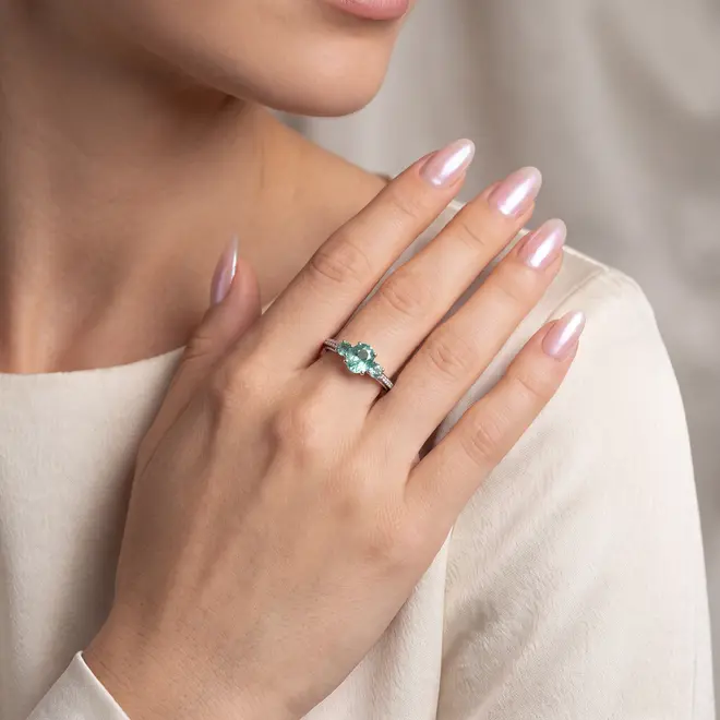 Anel Modelo Solitário de Ouro Branco com 12 Diamantes e 1 ct em Esmeraldas