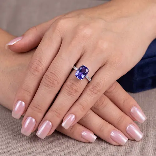 Anel de Ouro Branco com 6 Diamantes e Tanzanita de 4,40 ct