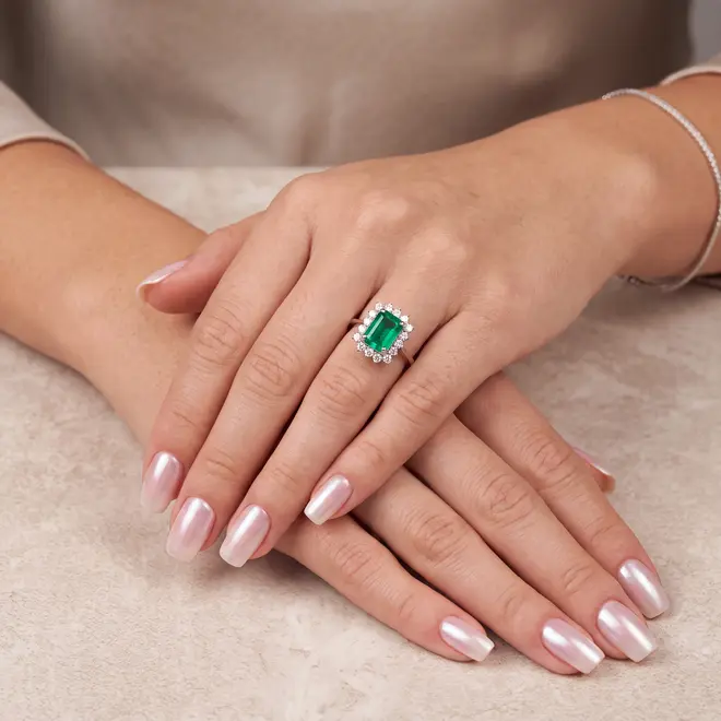 Anel de Ouro Branco com 50 pts em Diamantes e Esmeralda de 1,73 ct