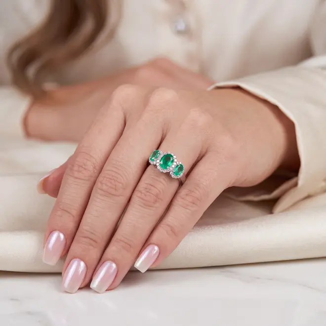 Anel de Ouro Branco com 34 Diamantes e 3 Esmeraldas Totalizando 1,3 ct