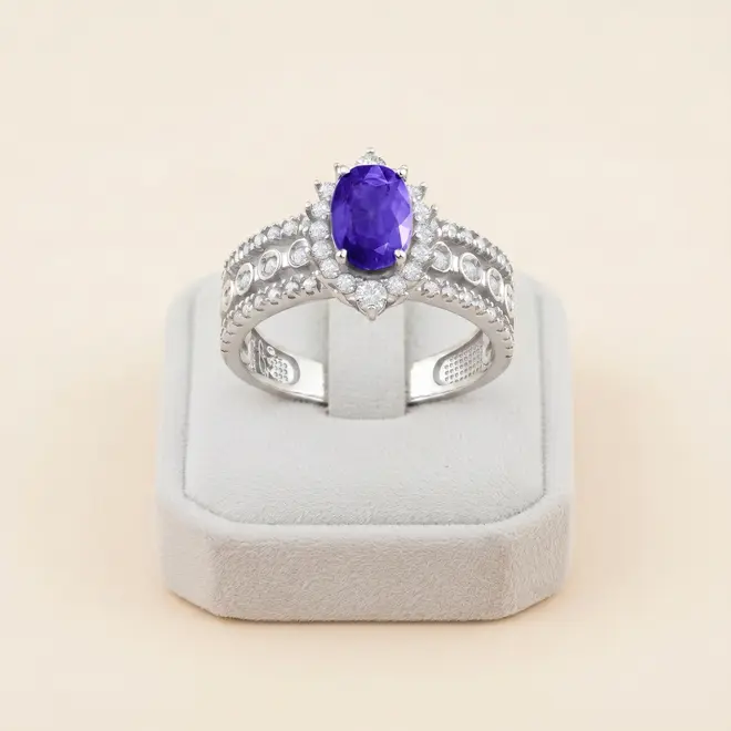 Anel de Ouro Branco com 62 Diamantes e Tanzanita de 1,40 cts
