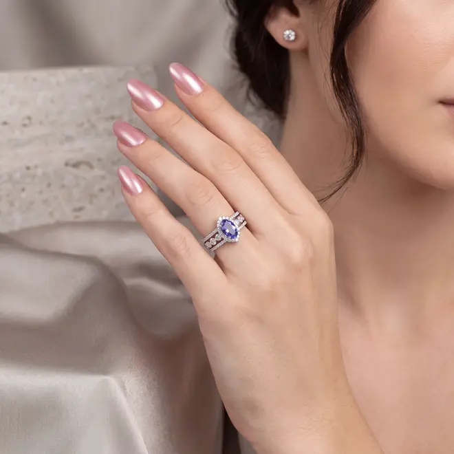 Anel de Ouro Branco com 62 Diamantes e Tanzanita de 1,40 cts
