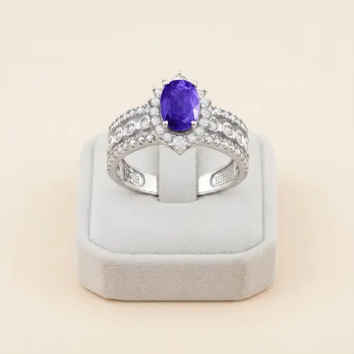 Anel de Ouro Branco com 62 Diamantes e Tanzanita de 1,40 cts