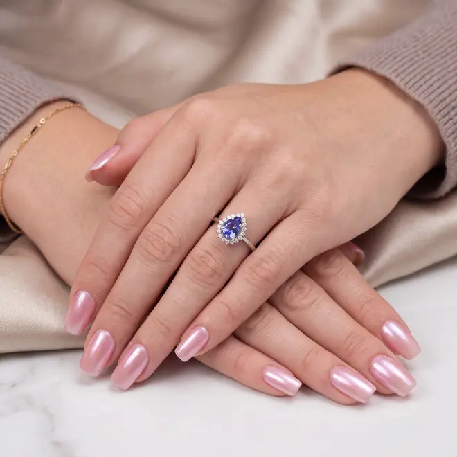 Anel de Ouro Branco com 18 Diamantes e Tanzanita Gota de 90 pts