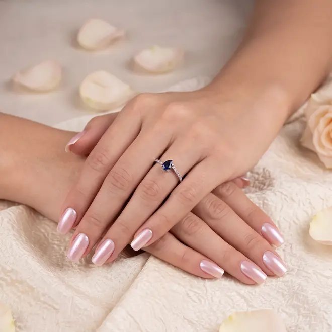 Anel de Ouro Branco com 14 Diamantes e 85 Pts em Safira Gota