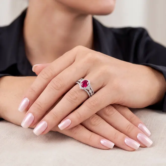 Anel de Ouro Branco com 62 Diamantes e Rubi de 1,80 ct