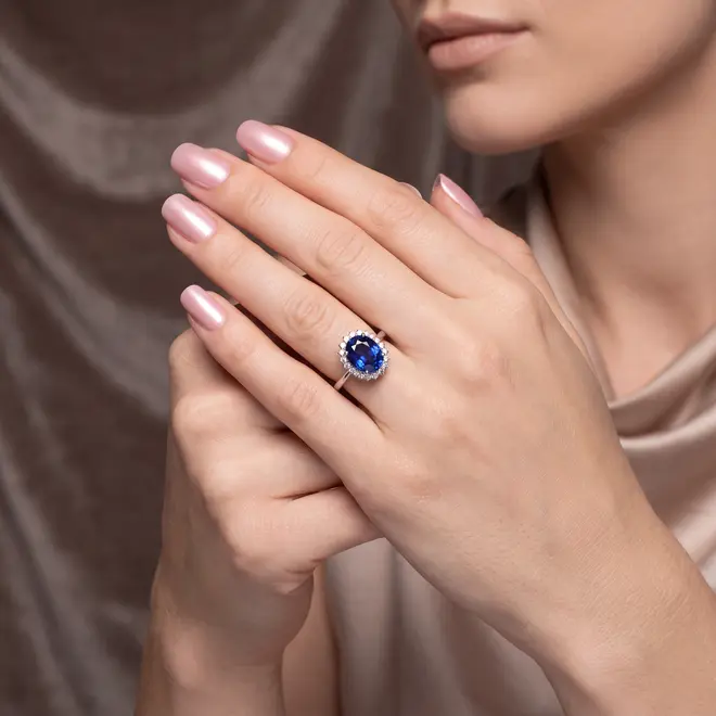 Anel de Ouro Branco com 22 pts em Diamantes e Safira Oval de 3,13 Cts