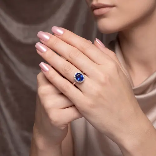 Anel de Ouro Branco com 22 pts em Diamantes e Safira Oval de 3,13 Cts