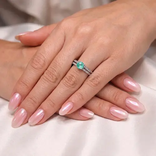 Anel de Ouro Branco com 36 Diamantes e Esmeralda de 75 Pts