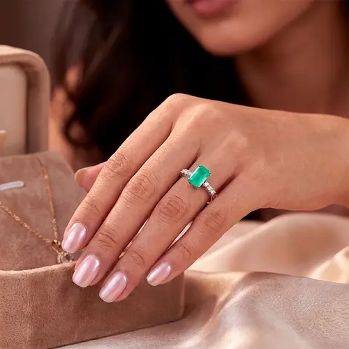 Anel de Ouro Branco com 30 pts em Diamantes e Esmeralda Colombiana de 1,91 ct