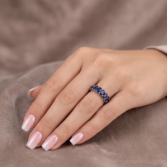 Meia Aliança de Ouro Branco com 1,80 Ct em Safiras