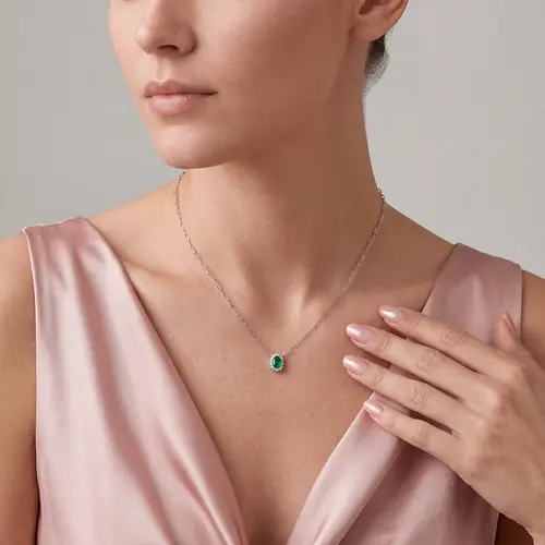 Pingente e Corrente de Ouro Branco com 14 Diamantes e Esmeralda Oval de 40 Pts