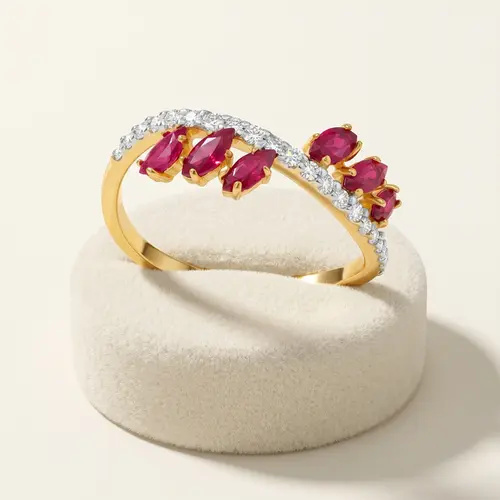 Anel de Ouro Amarelo com 21 Diamantes e 70 Pts em Rubis Navetes