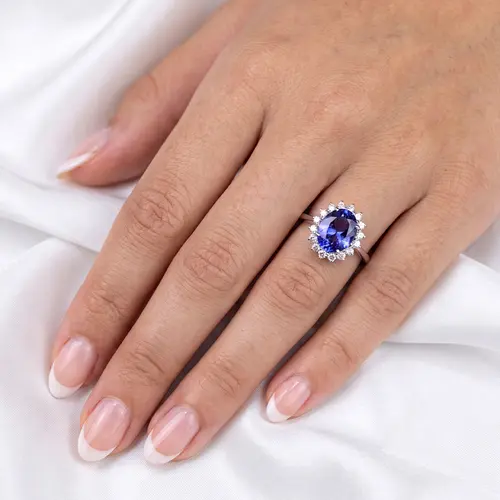 Anel de Ouro Branco com 50 Pts em Diamantes e Tanzanita Oval de 3,11 Cts