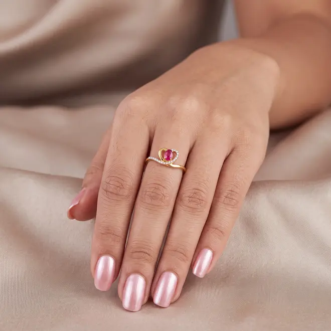 Anel Coração de Ouro Amarelo com 6 Diamantes e Rubi Oval