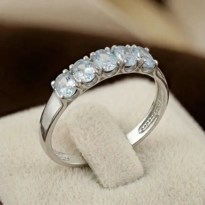 Meia Aliança de Ouro Branco com 1,26 Ct em Águas Marinhas