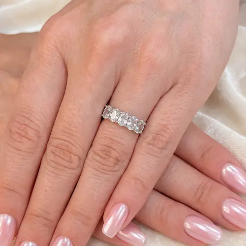 Meia Aliança de Ouro Branco com 1,26 Ct em Águas Marinhas
