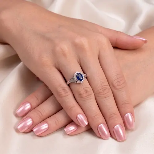 Anel de Ouro Branco com 40 pts em Diamantes e Safira Oval de 1,10 Ct