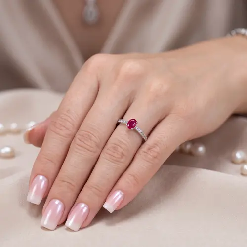 Anel de Ouro Branco com Diamantes e Rubi oval de 71 Pts