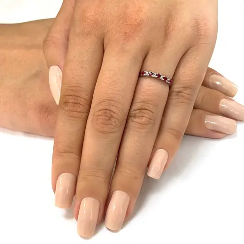 Meia Aliança de Ouro Branco com 5 Rubis e 4 Diamantes