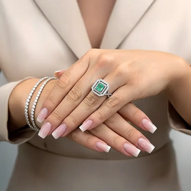 Anel de Ouro Branco com 1,10 ct em Diamantes e Esmeralda de 1,14 ct
