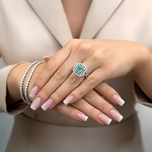 Anel de Ouro Branco com 1,10 ct em Diamantes e Esmeralda de 1,14 ct