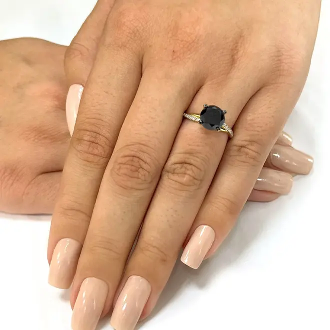 Anel Solitário de Ouro Amarelo com 20 Diamantes e Diamante Negro de 2,8 ct
