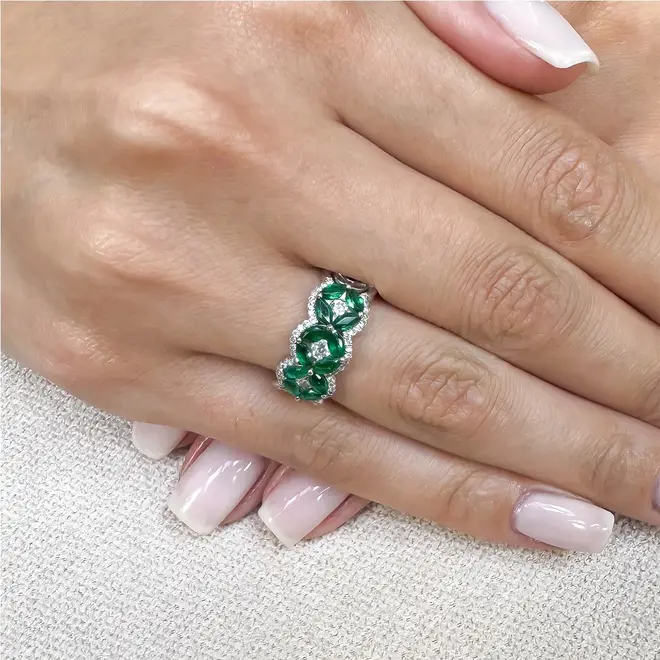 Anel de Ouro Branco com Diamantes totalizando 45 pts. e Esmeraldas totalizando 1,20 Cts.