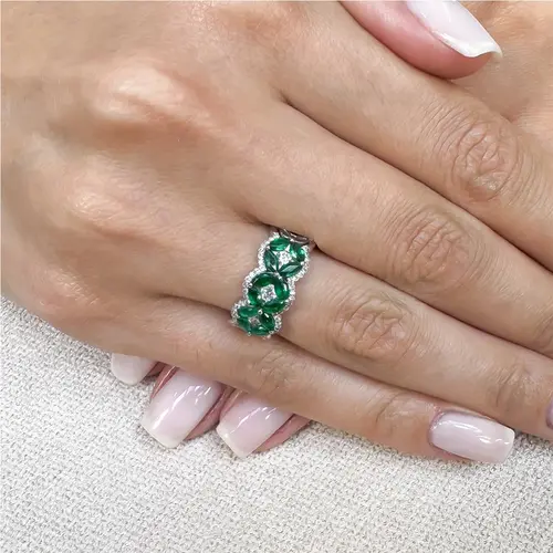 Anel de Ouro Branco com Diamantes totalizando 45 pts. e Esmeraldas totalizando 1,20 Cts.