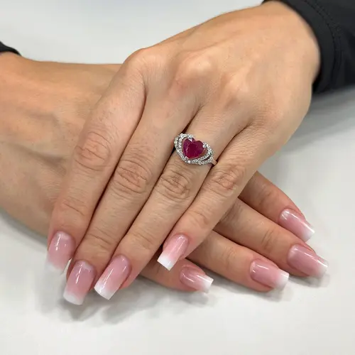 Anel Coração de Ouro Branco com 37 Diamantes e Rubi de 2,36 Cts.