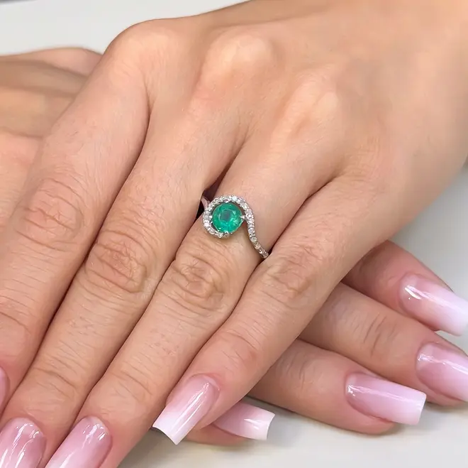 Anel Caracol de Ouro Branco com 18 Diamantes e Esmeralda de 73 pts.