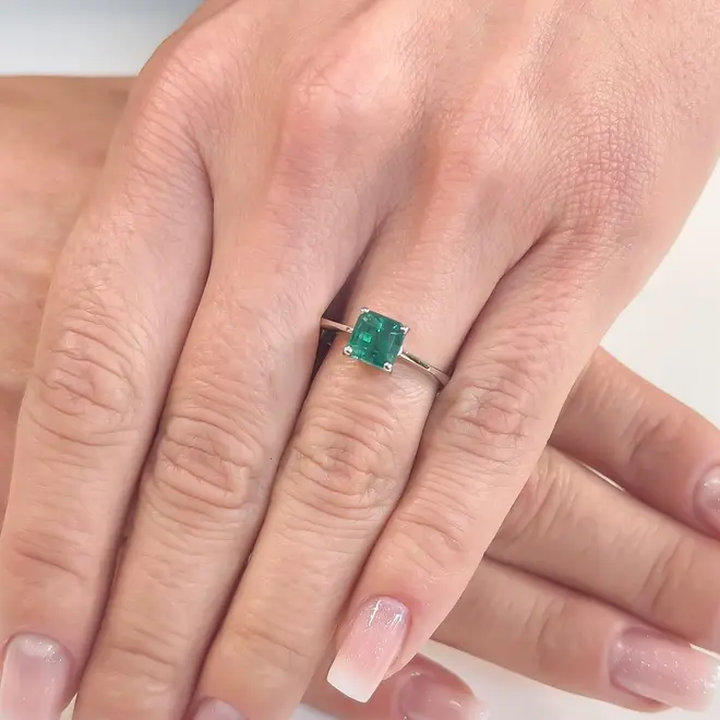 Anel de Ouro Branco com Esmeralda de 1,54 Cts.