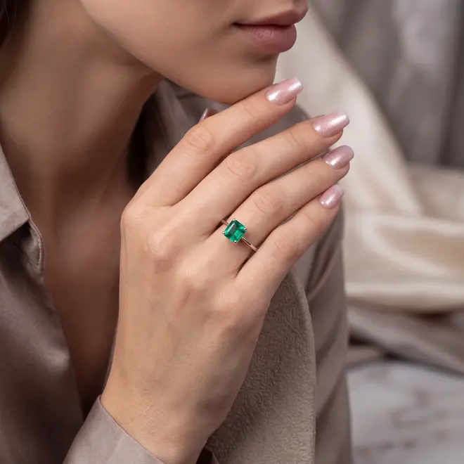 Anel de Ouro Branco com Esmeralda de 1,54 Cts.