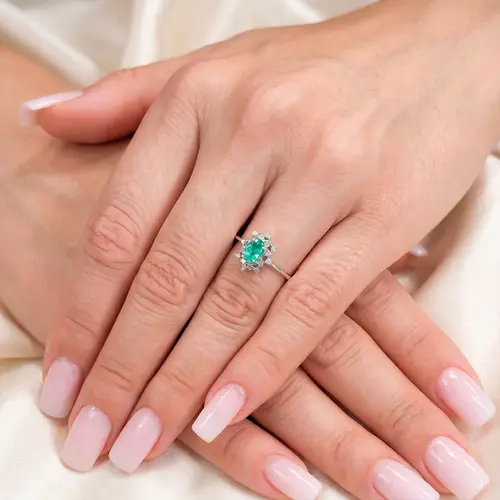 Anel de Ouro Branco com Diamantes e Esmeralda de 46 pts ouro