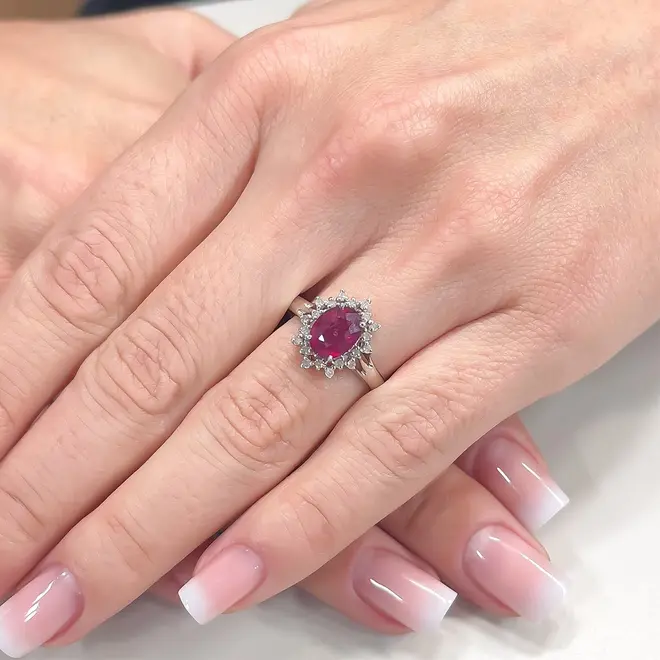 Anel de Ouro Branco com Diamantes e Rubi de 1,86 Cts.