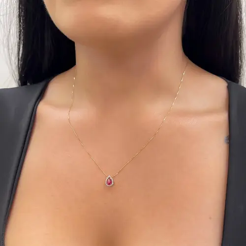 Pingente de Ouro Amarelo com Corrente, Diamantes e Rubi de 23 pts.
