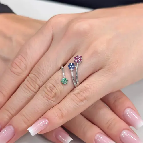 Anel com 3 Flores com Rubis, Safiras e Esmeraldas, em ouro branco,