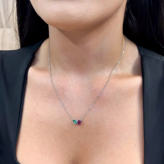 Colar de Ouro Branco com 2 Diamantes, Rubi e Esmeralda