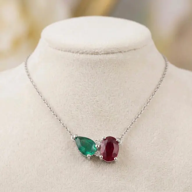Colar de Ouro Branco com 2 Diamantes, Rubi e Esmeralda