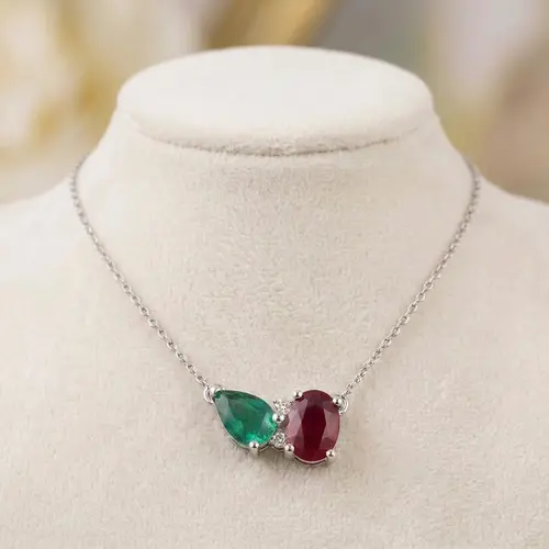 Colar de Ouro Branco com 2 Diamantes, Rubi e Esmeralda